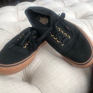 Never worn gum-sole black Vans 🚹 9.5 🚺 11
